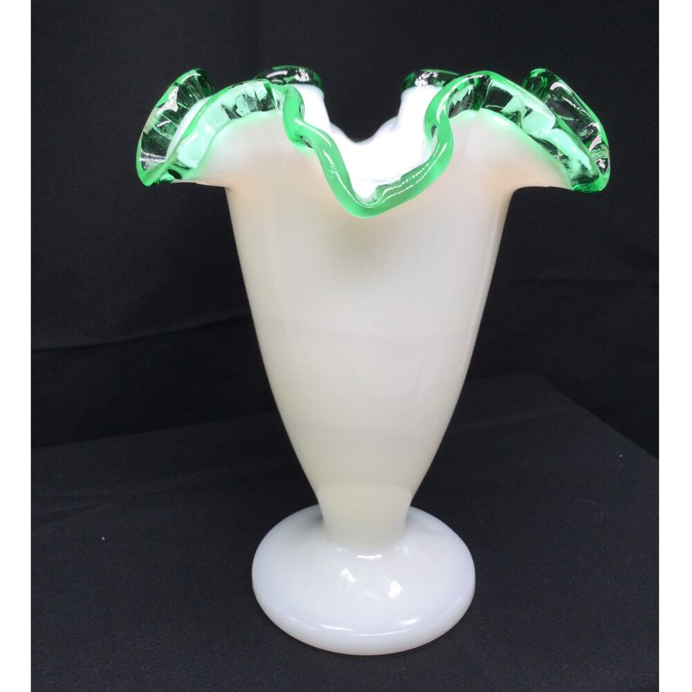 Vintage Discontinued Fenton Emerald Crest 6in Double Crimped Vase - Picture 3 of 10